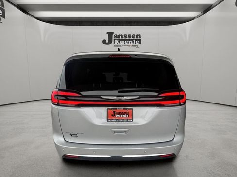 Used 2024 Chrysler Pacifica Touring-L FWD image 2