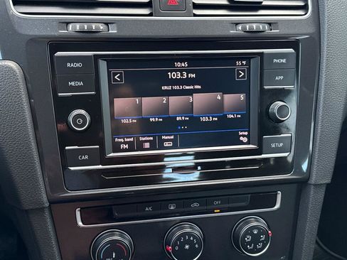 Used 2019 Volkswagen Golf S image 21