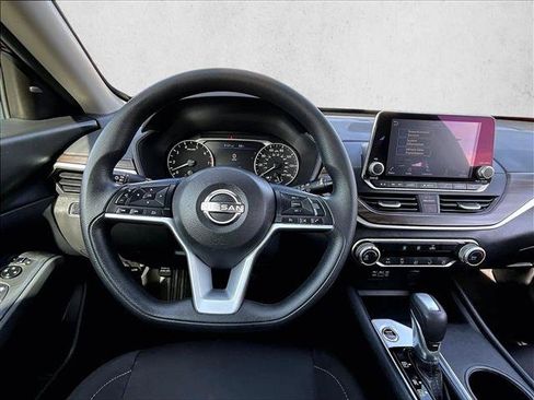 Used 2025 Nissan Altima 2.5 SV FWD image 7
