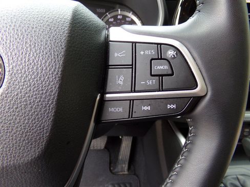 Used 2025 Toyota Highlander XLE AWD/4WD image 38