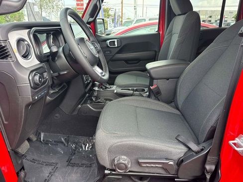 Used 2025 Jeep Wrangler Unlimited Sahara w/ Safety Group AWD/4WD image 21