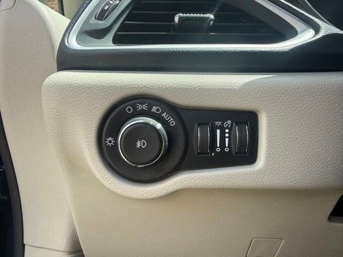 Used 2020 Chrysler Pacifica Touring-L FWD image 28