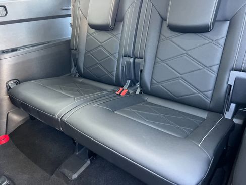 Used 2025 Volkswagen Atlas SE image 16