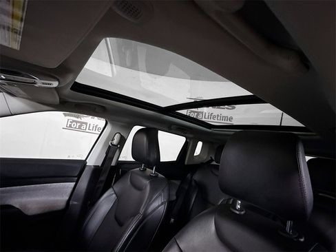 Used 2022 Jeep Compass Latitude w/ Sun and Sound Group image 11