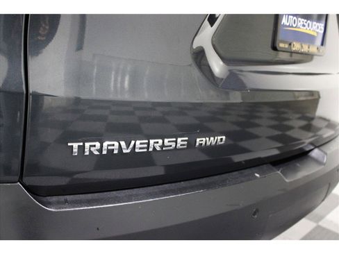 Used 2021 Chevrolet Traverse LT image 18