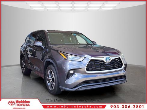 Used 2023 Toyota Highlander XLE AWD/4WD image 1