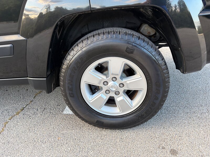 Used 2012 Jeep Liberty Sport AWD/4WD image 28