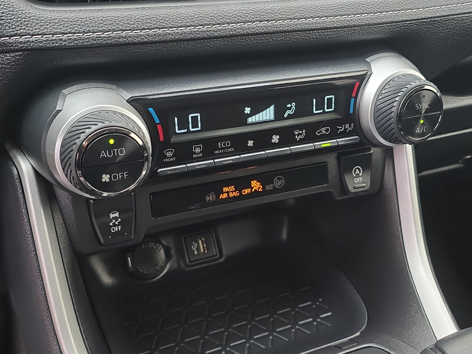 Used 2025 Toyota RAV4 XLE AWD/4WD image 25
