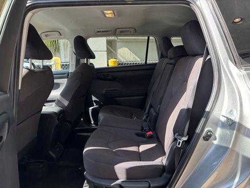 Used 2025 Toyota Highlander LE FWD image 27
