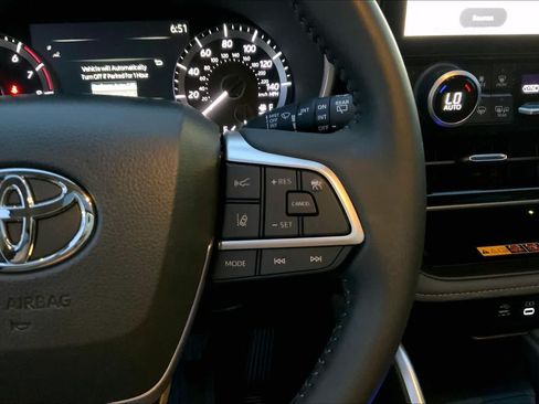 Used 2025 Toyota Highlander XLE FWD image 22