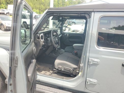 Used 2024 Jeep Gladiator Sport AWD/4WD image 9