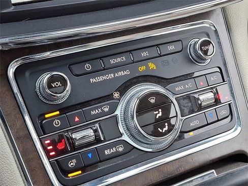 Used 2018 Lincoln Continental Select w/ Continental Climate Package image 16