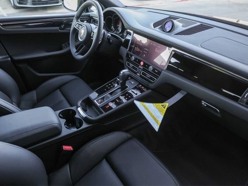 Certified 2025 Porsche Macan image 29
