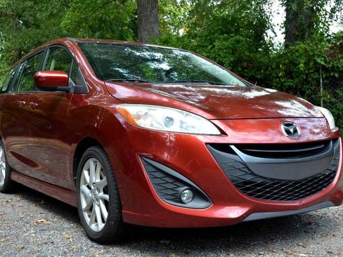 Used 2012 MAZDA MAZDA5 Touring w/ Moonroof & Audio Pkg FWD image 3
