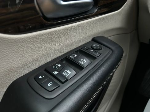 Used 2023 Chrysler Pacifica Limited FWD image 18