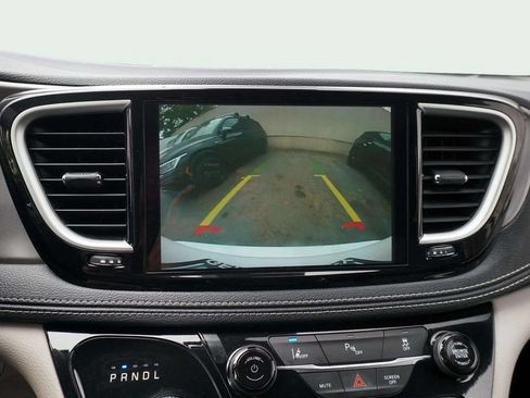Used 2023 Chrysler Pacifica Touring-L FWD image 31
