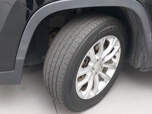Used 2021 Jeep Cherokee Latitude FWD image 32