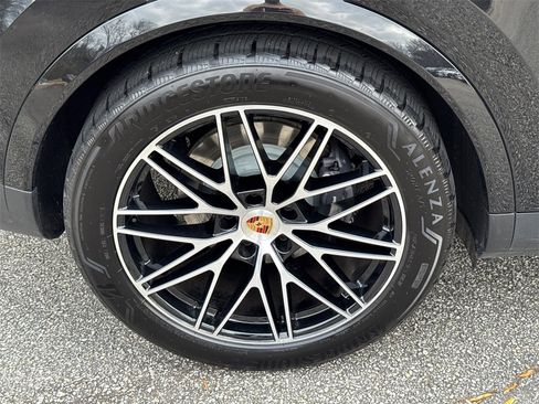 Used 2025 Porsche Cayenne Coupe image 17