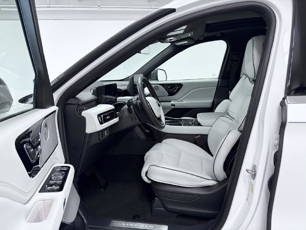 Used 2026 Lincoln Aviator Black Label w/ Dynamic Handling Package AWD/4WD image 13