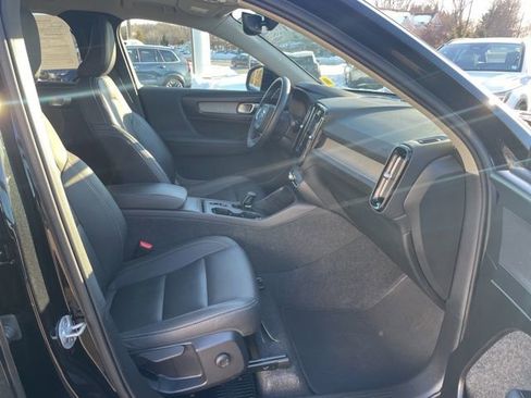 Certified 2025 Volvo XC40 B5 Core image 11