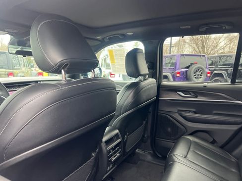 Used 2025 Jeep Grand Cherokee Limited w/ Luxury Tech Group II image 31