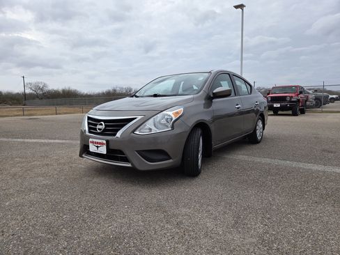 Used 2017 Nissan Versa SV image 3