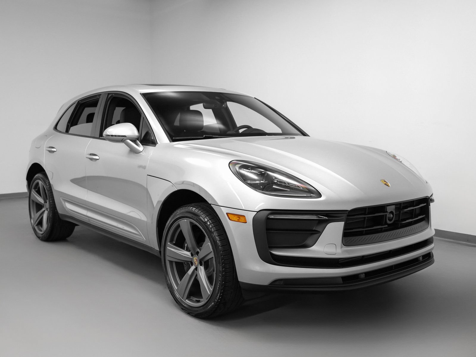 Certified 2025 Porsche Macan AWD/4WD image 10