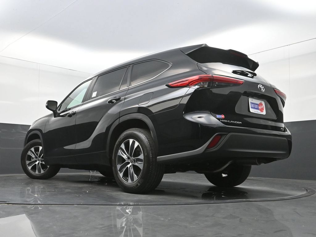 Used 2023 Toyota Highlander XLE FWD image 32