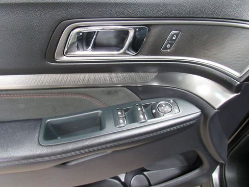 Used 2019 Ford Explorer XLT w/ Equipment Group 202A AWD/4WD image 13