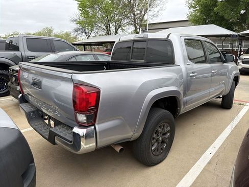 Used 2020 Toyota Tacoma SR5 w/ SR5 Appearance Package (SM) image 3