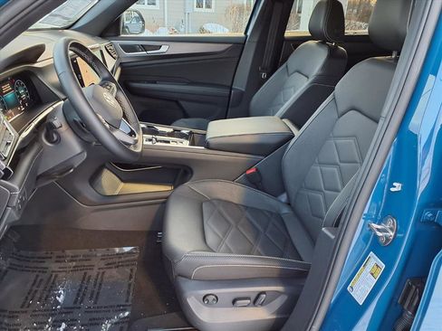 Used 2025 Volkswagen Atlas Cross Sport SE image 4
