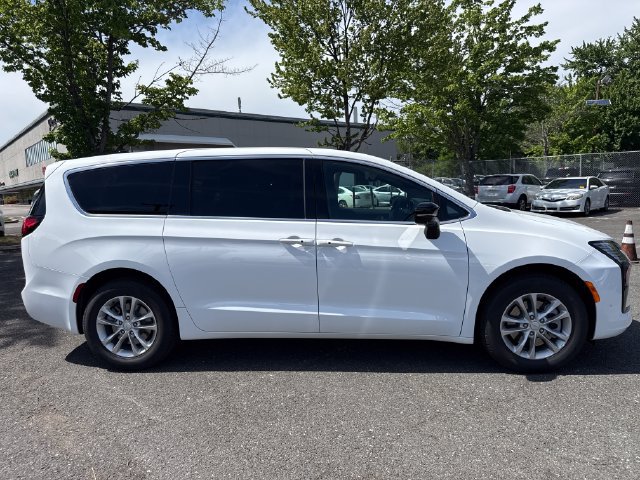 New 2027 Chrysler Pacifica Select w/ Family Tech Group AWD/4WD image 8