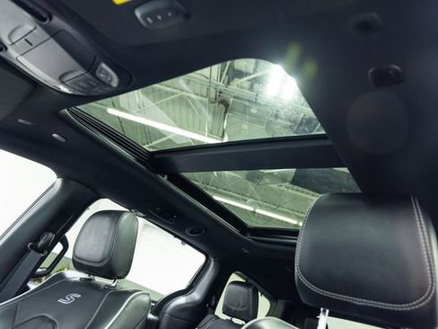 Used 2025 Chrysler Pacifica Limited image 13