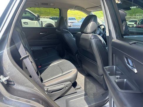 Used 2022 Nissan Pathfinder SL AWD/4WD image 9