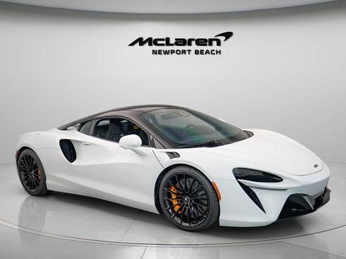 Used 2025 McLaren Artura RWD image 1