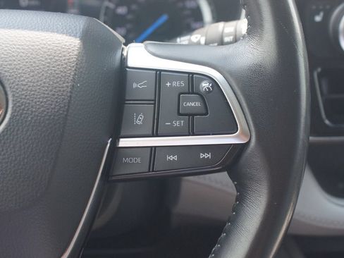 Used 2021 Toyota Highlander XLE AWD/4WD image 11