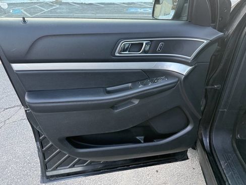 Used 2016 Ford Explorer XLT w/ Equipment Group 202A image 9
