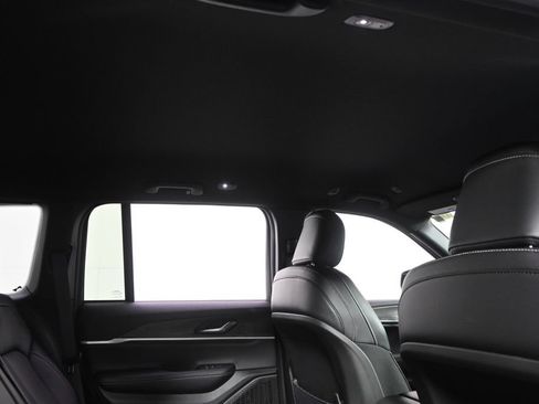 Used 2025 Jeep Grand Cherokee Limited w/ Black Appearance Package AWD/4WD image 17