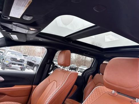 Used 2025 Chrysler Pacifica Pinnacle w/ Trailer Tow Group image 21