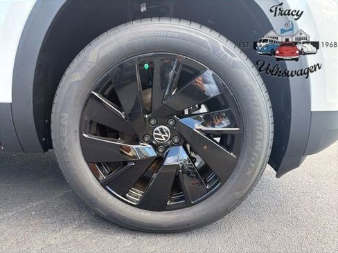 New 2026 Volkswagen Atlas SE image 9