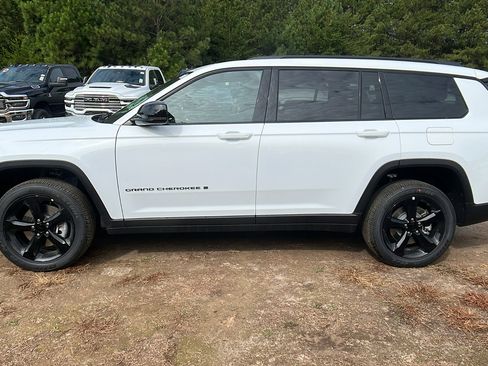 New 2025 Jeep Grand Cherokee L Altitude image 11
