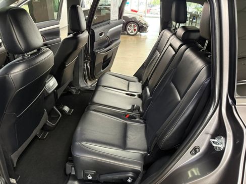Used 2019 Toyota Highlander XLE AWD/4WD image 17