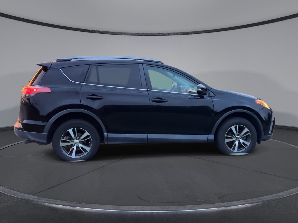 Used 2018 Toyota RAV4 XLE FWD image 9