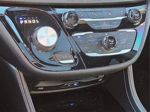 Used 2023 Chrysler Pacifica Limited w/ Uconnect Theater Family Group image 18