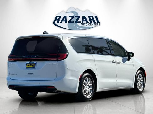 New 2027 Chrysler Pacifica Select FWD image 3