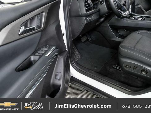 Certified 2025 Chevrolet Traverse LT FWD image 17