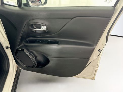 Used 2017 Jeep Renegade Altitude FWD image 29