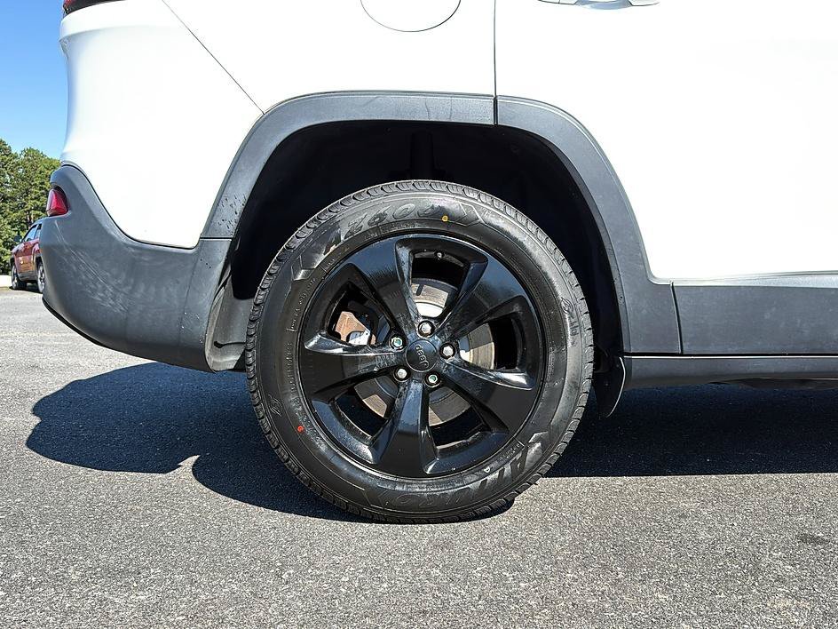 Used 2016 Jeep Cherokee Latitude w/ Cold Weather Group AWD/4WD image 25