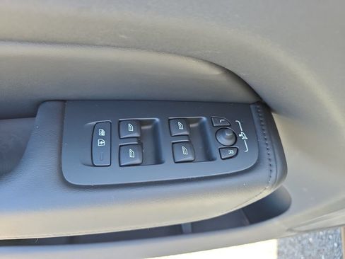 Used 2025 Volvo XC60 B5 Plus AWD/4WD image 21