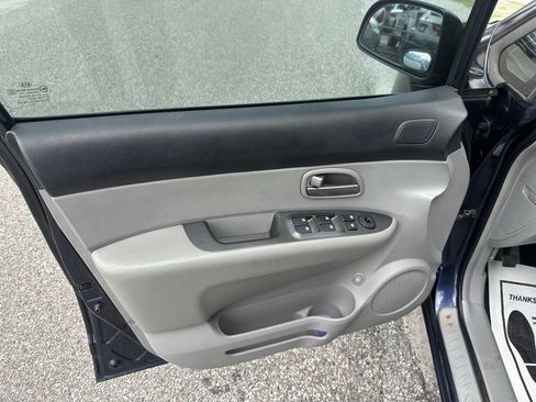 Used 2007 Kia Rondo EX image 16